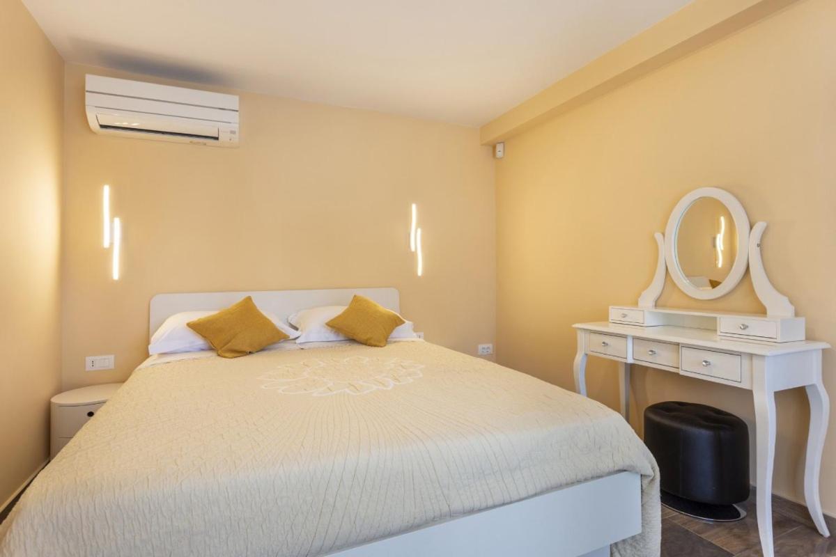 Villa Vita In Porec - Haus Fuer 6-8 Personen Kastelir Bagian luar foto