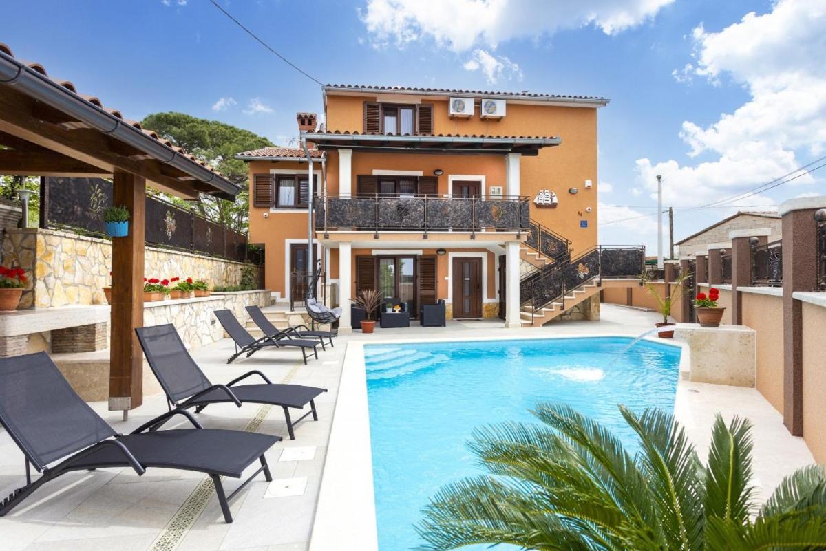 Villa Vita In Porec - Haus Fuer 6-8 Personen Kastelir Bagian luar foto