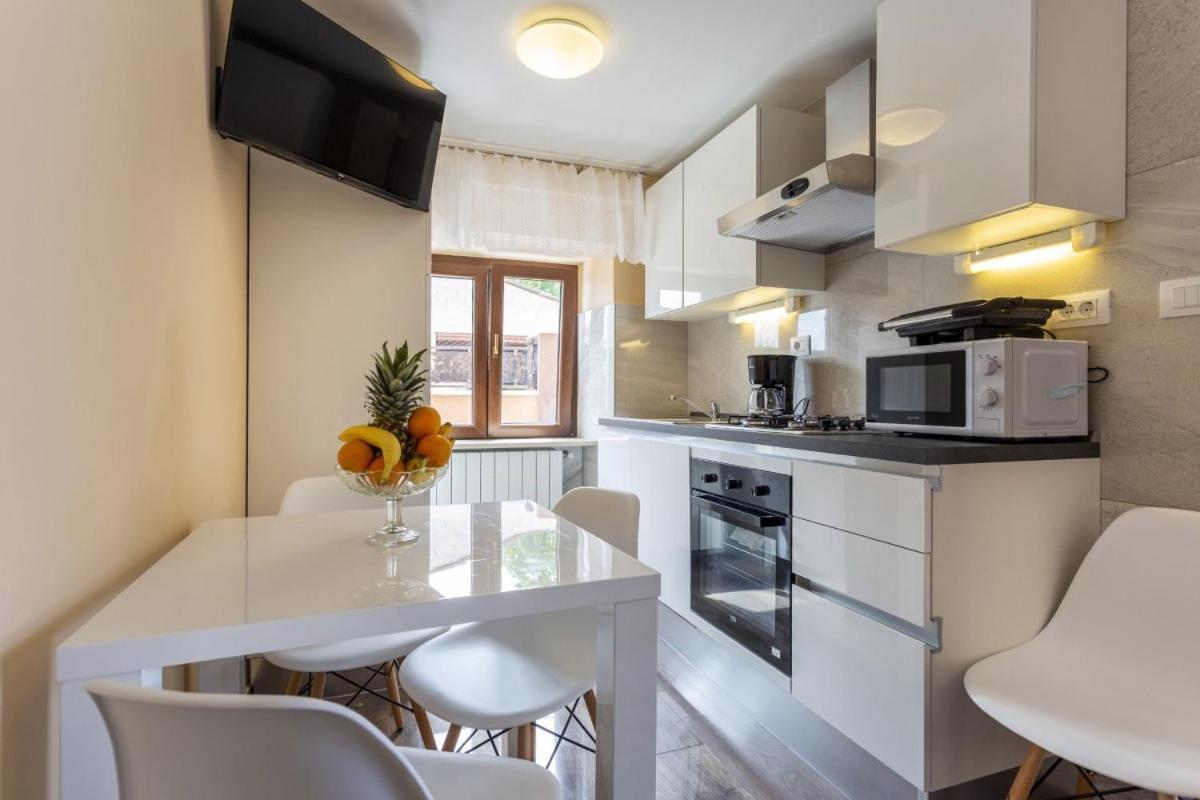 Villa Vita In Porec - Haus Fuer 6-8 Personen Kastelir Bagian luar foto