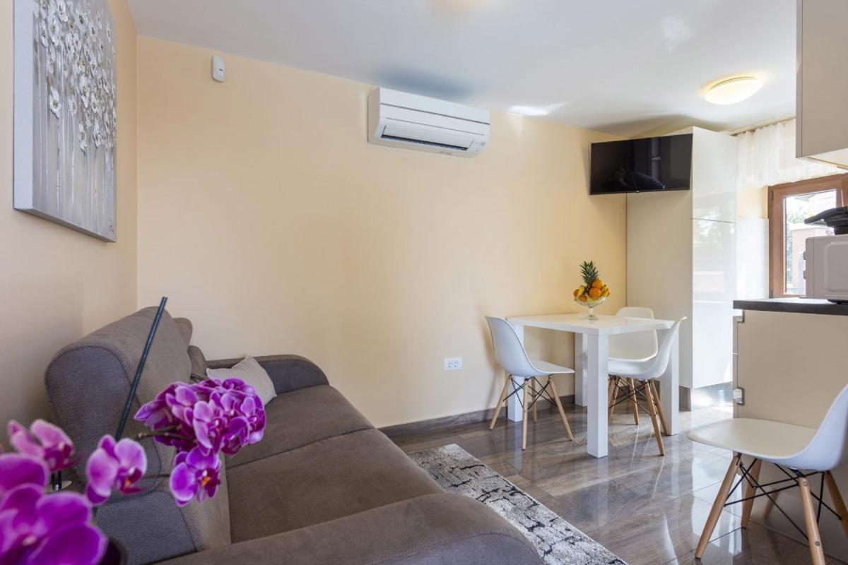 Villa Vita In Porec - Haus Fuer 6-8 Personen Kastelir Bagian luar foto