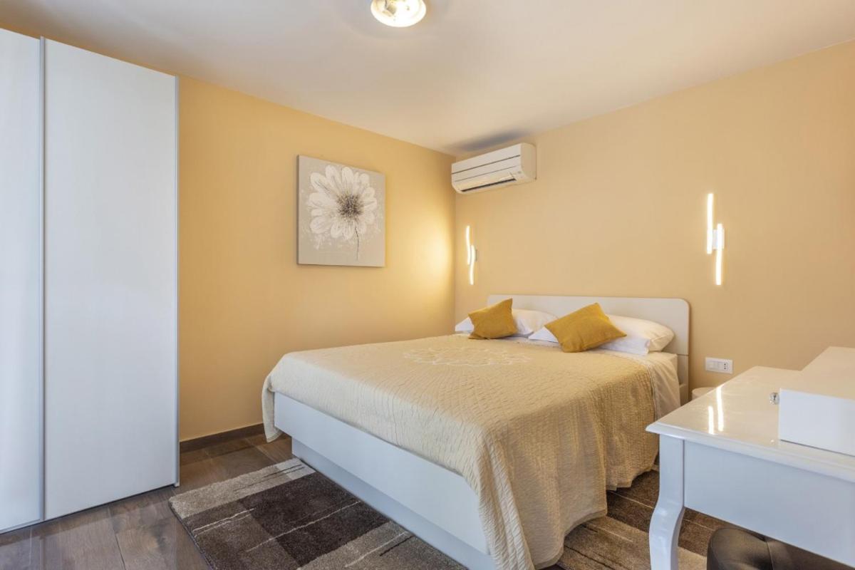Villa Vita In Porec - Haus Fuer 6-8 Personen Kastelir Bagian luar foto